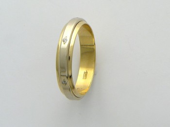 Обручальное кольцо с фианитом из бело-красного золота 01О160023Ж