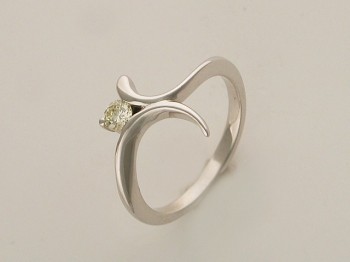 Кольцо с бриллиантом из белого золота 01К622310
