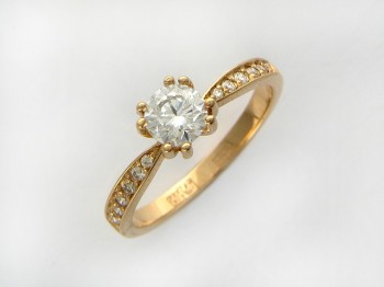 Кольцо с бриллиантом из красного золота 01К613333