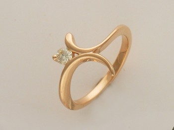 Кольцо с бриллиантом из красного золота 01К612310