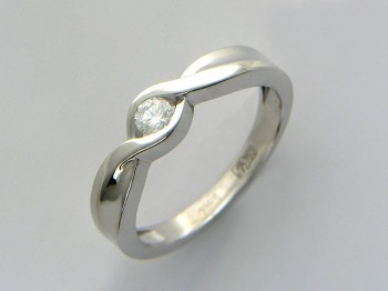 Кольцо с бриллиантом из белого золота 01К674379