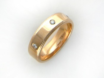 Обручальное кольцо с бриллиантом из красного золота 01О610099