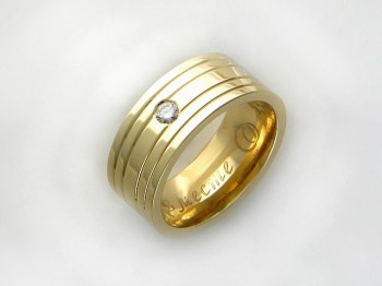 Обручальное кольцо с бриллиантом из желтого золота 01О630075