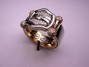 Кольцо с бриллиантом из бело-желтого золота 01К683974