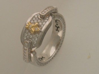 Кольцо с бриллиантом из бело-желтого золота 01Т683517